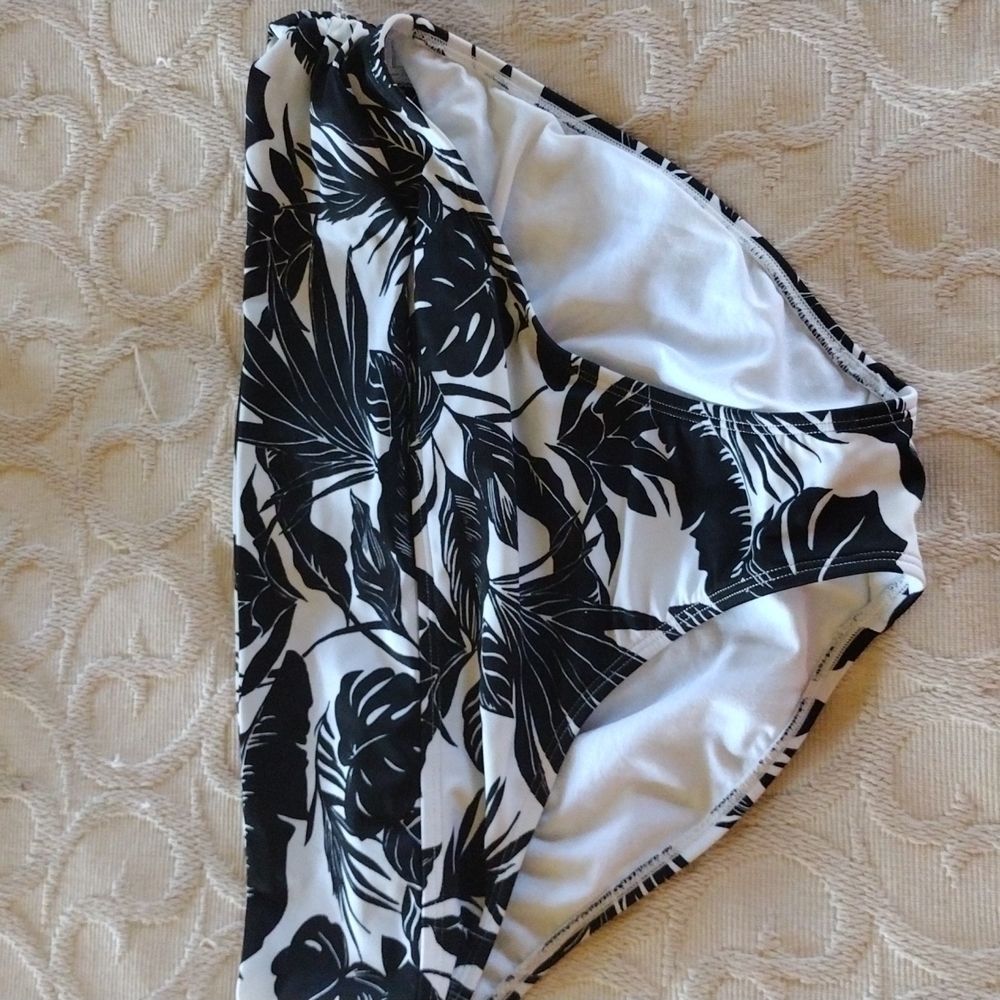 3@30.NWOT Bikini Bottom